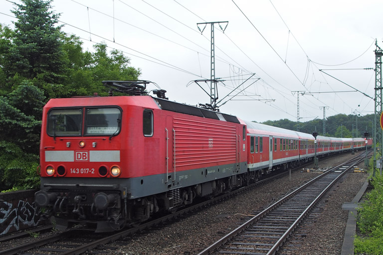 143 017 mit Lr 70670 bei km 16,8 (Juni 2015)