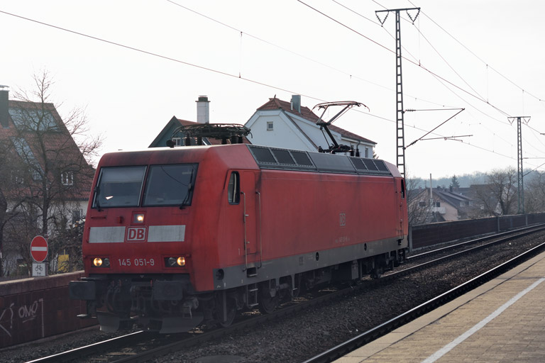 145 051 als T 66699 bei km 16,8 (M&auml;rz 2015)