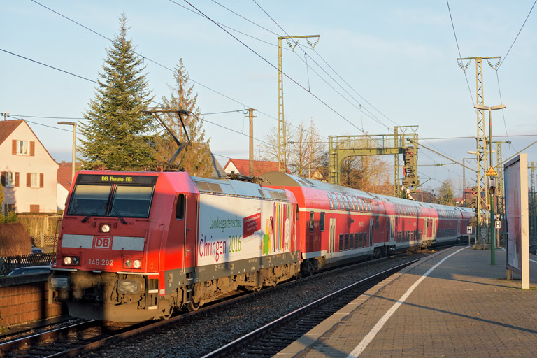 146 202 mit Lr-D 70677 bei km 16,6 (Dezember 2015)