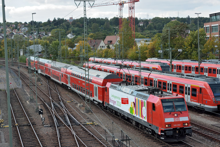 146 202 mit RE 19042 bei km 16,0 (September 2015)