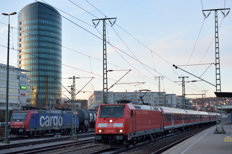 146 203 mit RE 19074 und 482 020 bei km 15,6 (Dezember 2015)