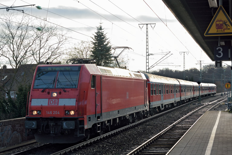 146 204 mit RE 19032 bei km 16,8 (Dezember 2015)
