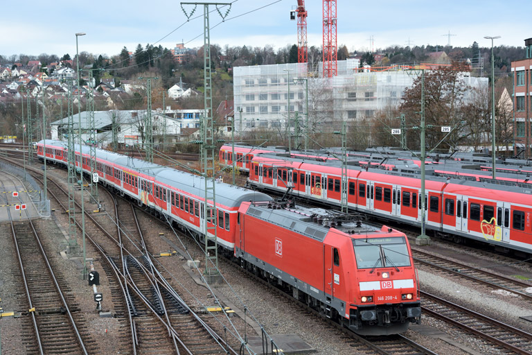 146 208 mit RE 19002 bei km 16,0 (Dezember 2015)