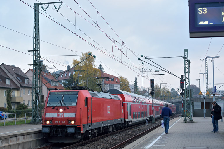 146 215 als RE 19035 bei km 15,6 (Oktober 2015)