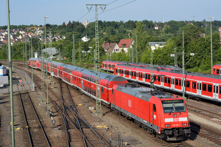 146 219 mit RE 19035 bei km 16,0 (Juli 2015)