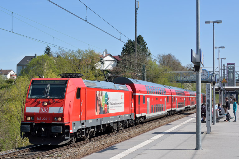 146 220 als RE 19044 bei km 14,2 (April 2015)