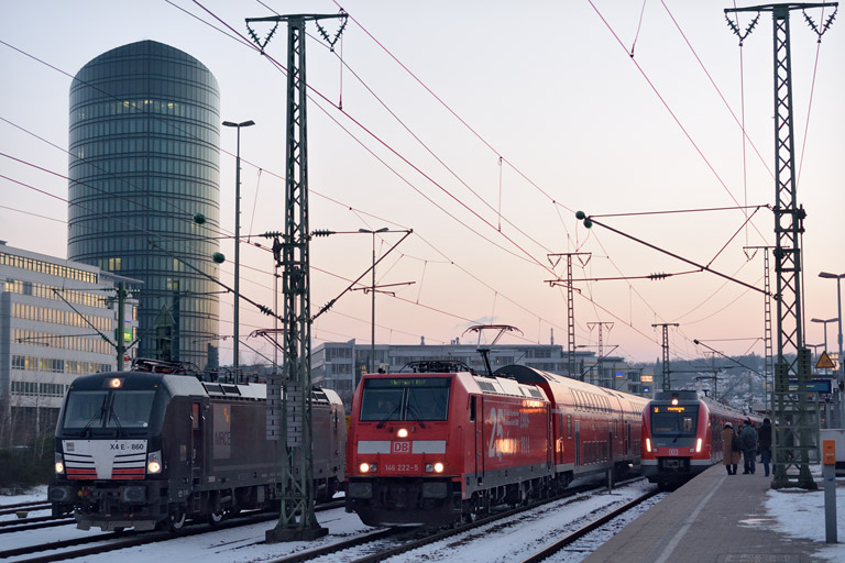 146 222 mit RE 19046, 193 860 und 430 015 bei km 15,6 (Februar 2015)