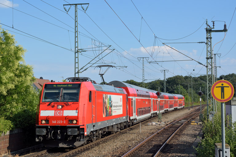 146 223 mit RE 19046 bei km 16,8 (August 2015)