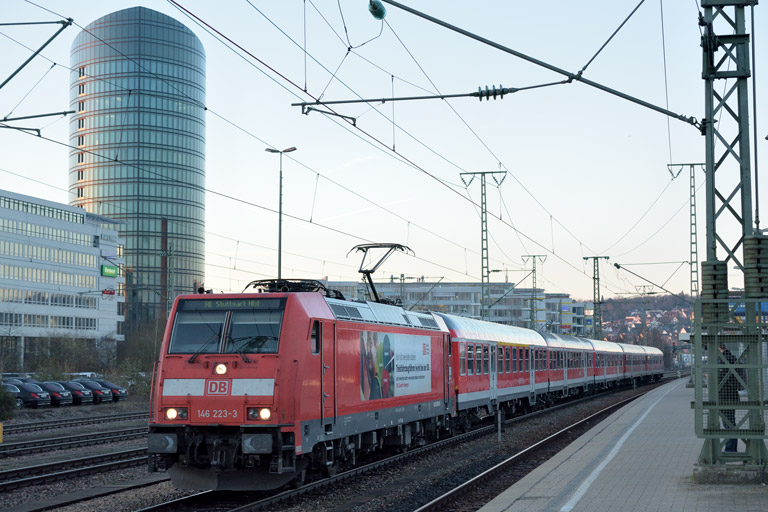 146 223 mit RE 19074 bei km 15,6 (Dezember 2015)