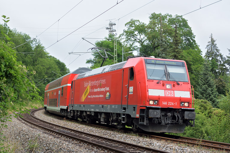 146 224 mit RE 19045 bei km 13,2 (Juli 2015)