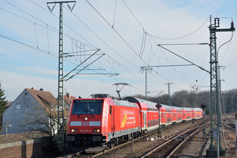 146 226 mit RE 19044 bei km 16,8 (Februar 2015)