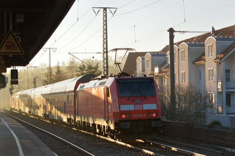 146 234 mit Lr-D 70677 bei km 16,8 (Dezember 2015)