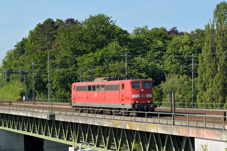 151 023 als T 66699 bei km 14,6 (Juni 2015)