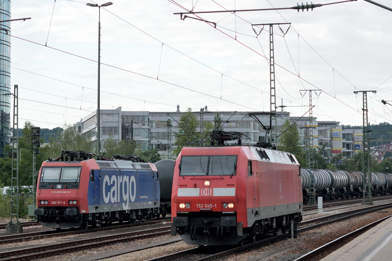 152 045 als T 66699 und 482 011 bei km 15,6 (August 2015)