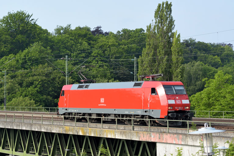 152 163 als T 66699 bei km 14,6 (Juni 2015)