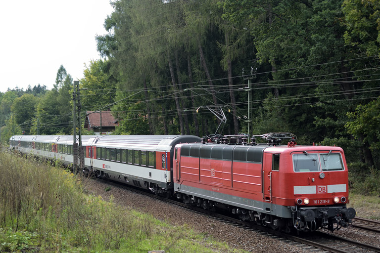 181 218 mit IC 186 bei km 18,2 (September 2015)