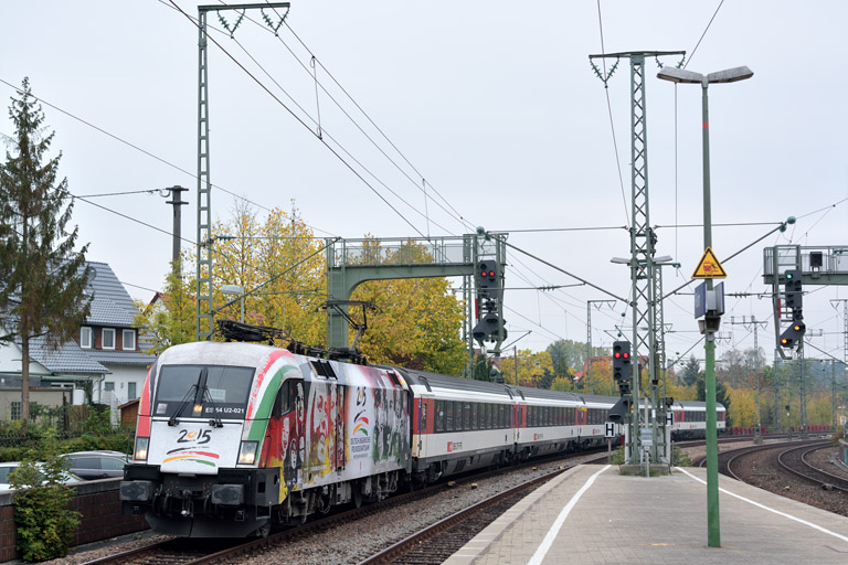 ES 64 U2-021 (182 521) mit IC 183 bei km 16,6 (Oktober 2015)