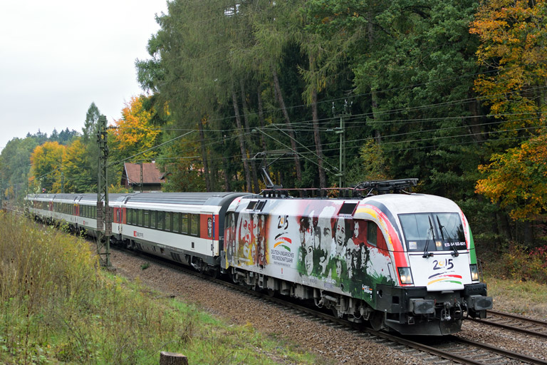 ES 64 U2-021 (182 521) mit IC 186 bei km 18,2 (Oktober 2015)