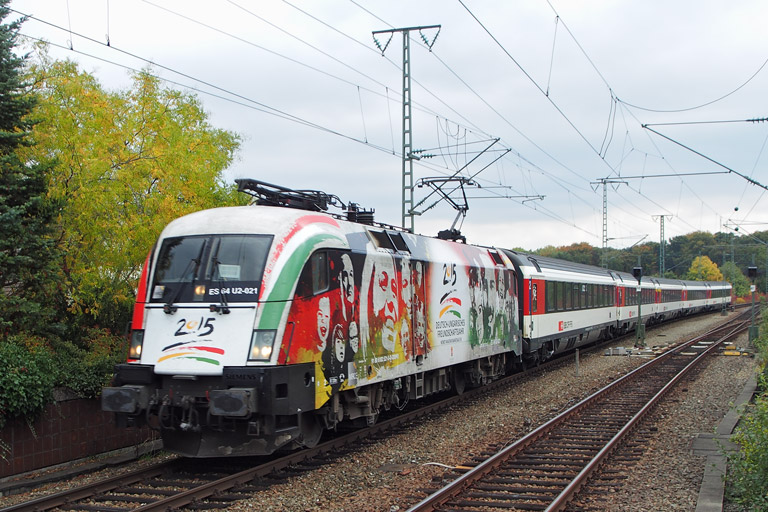ES 64 U2-021 (182 521) mit IC 186 bei km 16,8 (Oktober 2015)