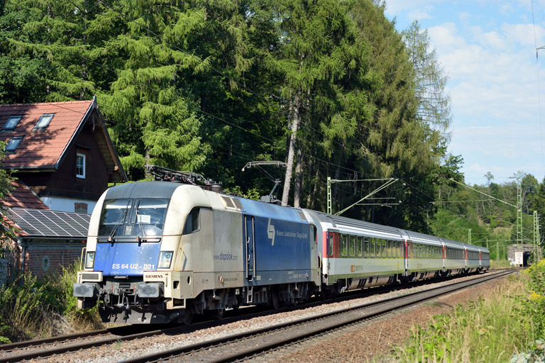 ES 64 U2-021 (182 521) mit IC 281 bei km 18,2 (August 2015)