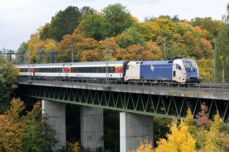 ES 64 U2-024 (182 524) mit IC 280 bei km 14,6 (Oktober 2015)