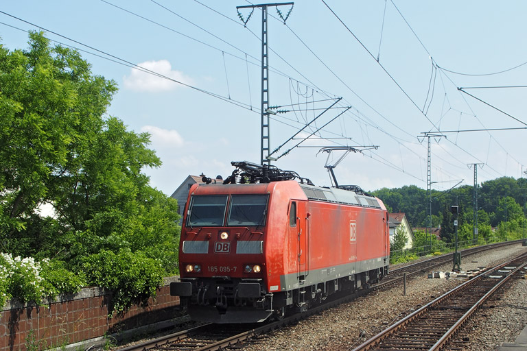 185 095 als T 67062 bei km 16,8 (Juni 2015)