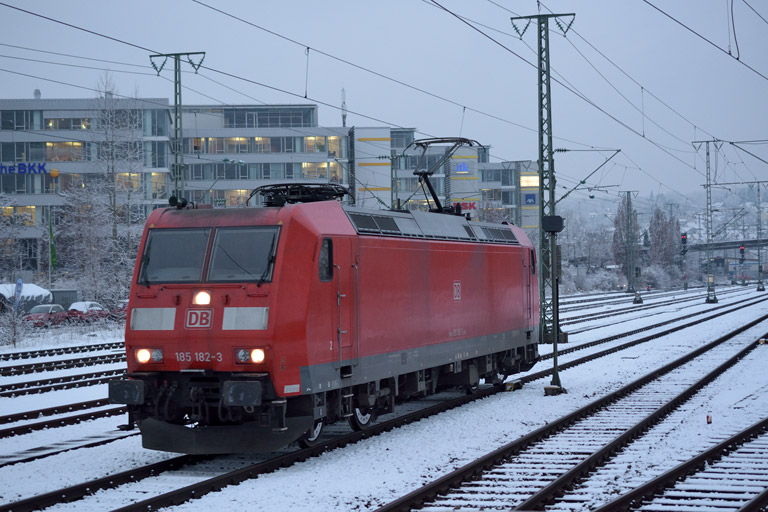 185 182 als T 66699 bei km 15,8 (Januar 2015)