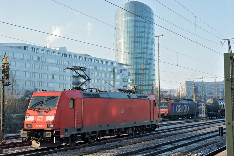 185 375 und 482 017 als T 66699 bei km 15,6 (Februar 2015)