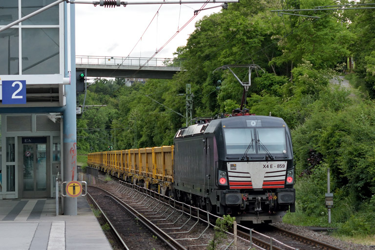 193 859 mit Bauz 74059 bei km 14,0 (Juni 2015)