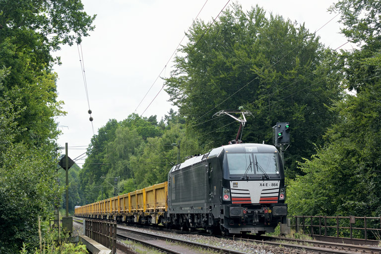 193 864 mit Bauz 91608 bei km 18,4 (Juli 2015)