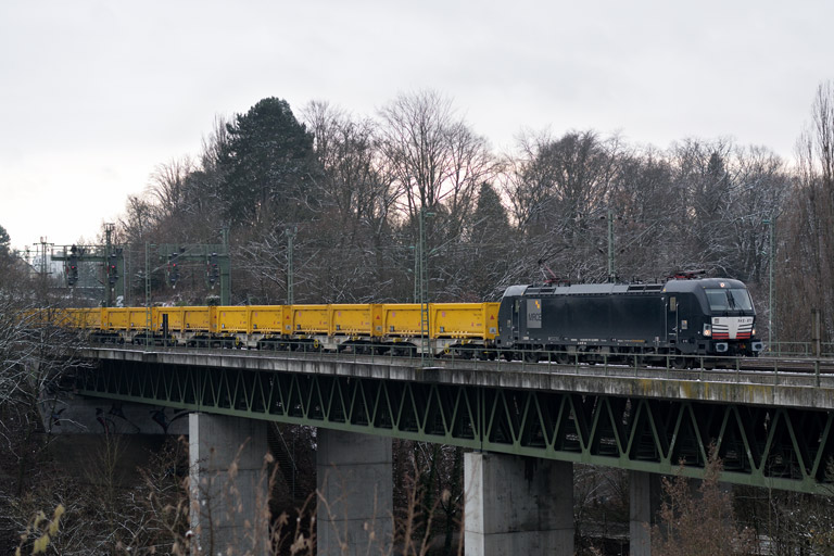 193 871 mit BauZ 91943 bei km 14,6 (Januar 2015)