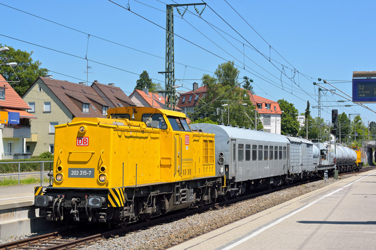 203 315 mit DbZ 91724 bei km 15,6 (Juli 2015)