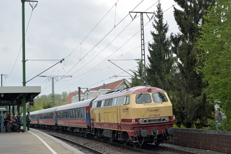 217 002 mit DLr 5151 bei km 16,8 (April 2015)
