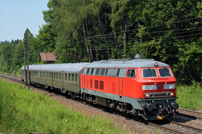 218 399 mit DLr 61437 bei km 18,2 (Juli 2015)