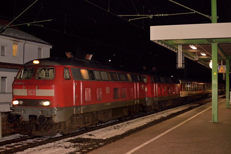 218 435 und 218 491 mit IC 182 bei km 16,8 (Januar 2015)