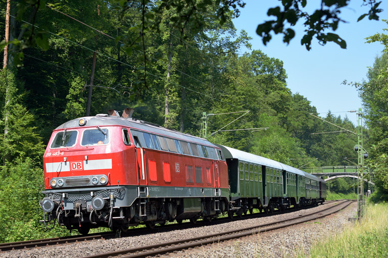 218 483 mit DLr 92535 bei km 18,2 (Juni 2015)