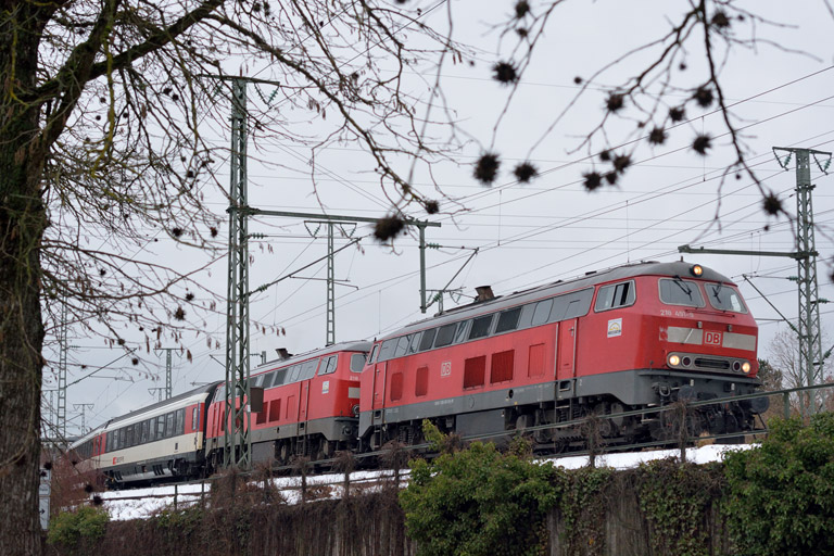 218 491 und 218 435 mit IC 281 bei km 16,6 (Januar 2015)