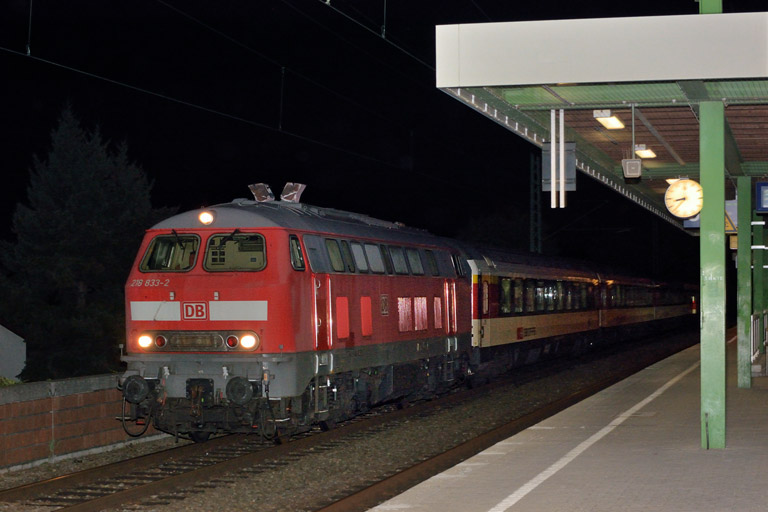 218 833 mit IC 182 bei km 16,8 (September 2015)