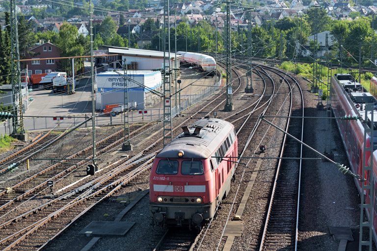 225 802 als Tfzf 67063 bei km 16,0 (Juni 2015)