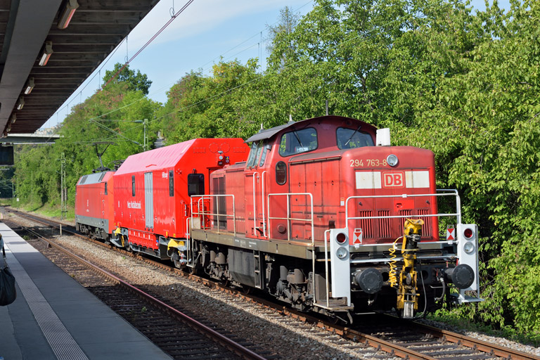 294 763 mit Hilfz 98813 bei km 14,0 (September 2015)