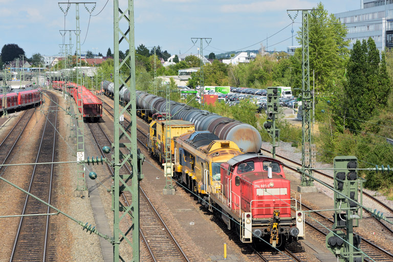 294 885 mit DGV 82890 bei km 15,8 (August 2015)