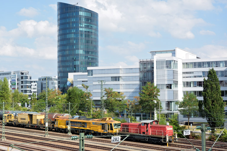 294 885 mit DGV 82890 bei km 15,8 (August 2015)