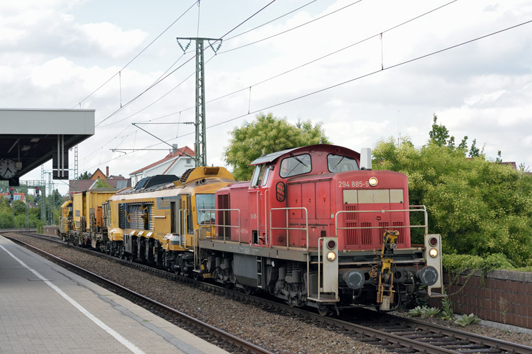 294 885 mit DGV 82890 bei km 16,8 (August 2015)
