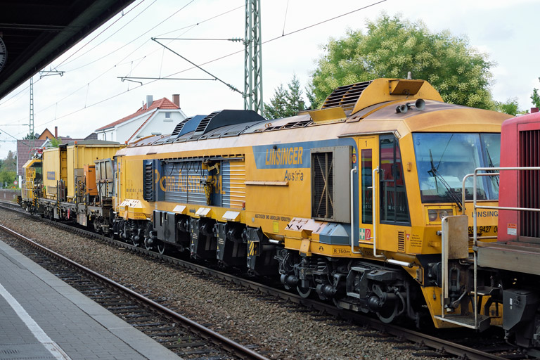 294 885 mit DGV 82890 bei km 16,8 (August 2015)