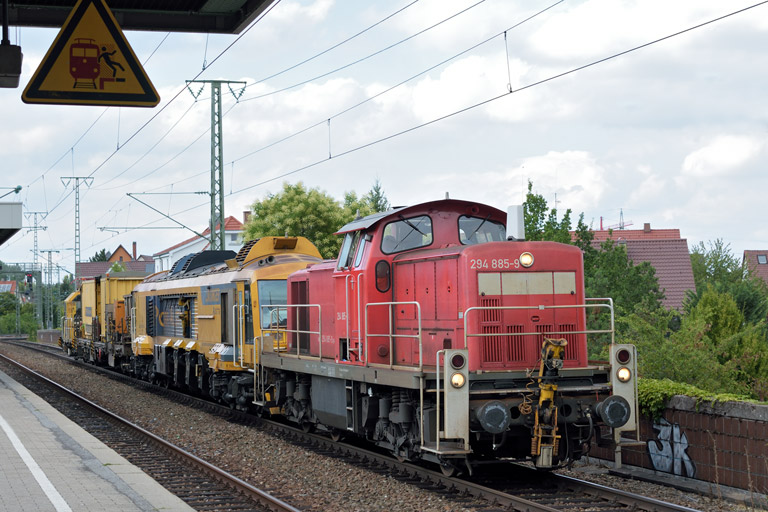 294 885 mit DGV 82890 bei km 16,8 (August 2015)