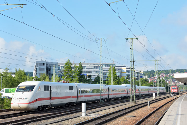 410 102 und 185 232 als T 66699 bei km 15,6 (Juni 2015)