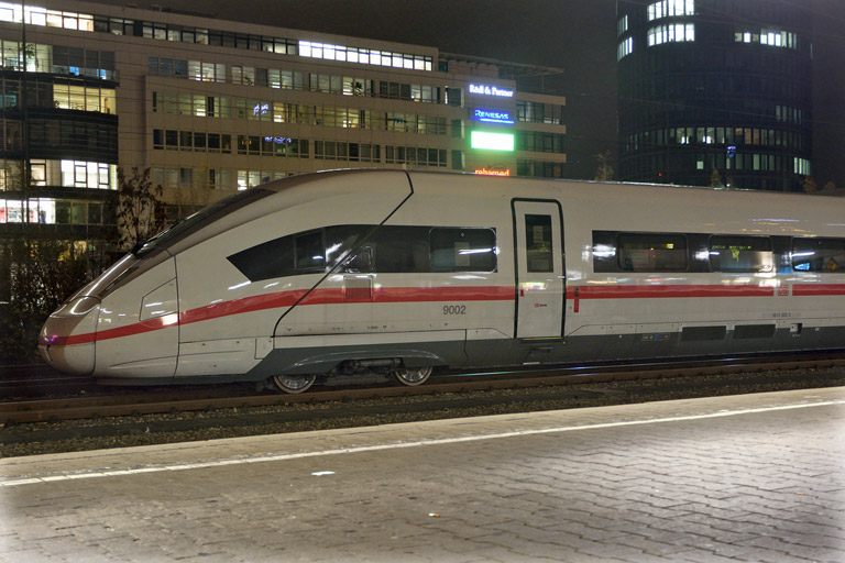 Baureihe 412 (Tz 9002) bei km 15,6 (November 2015)