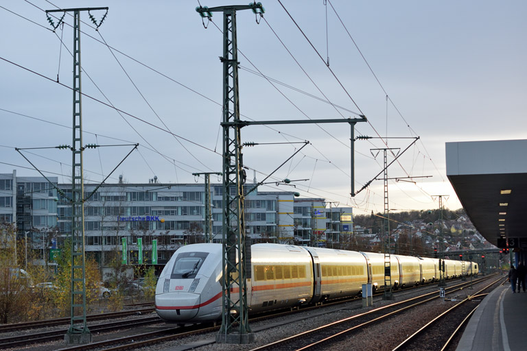 Baureihe 412 (Tz 9002) bei km 15,6 (November 2015)