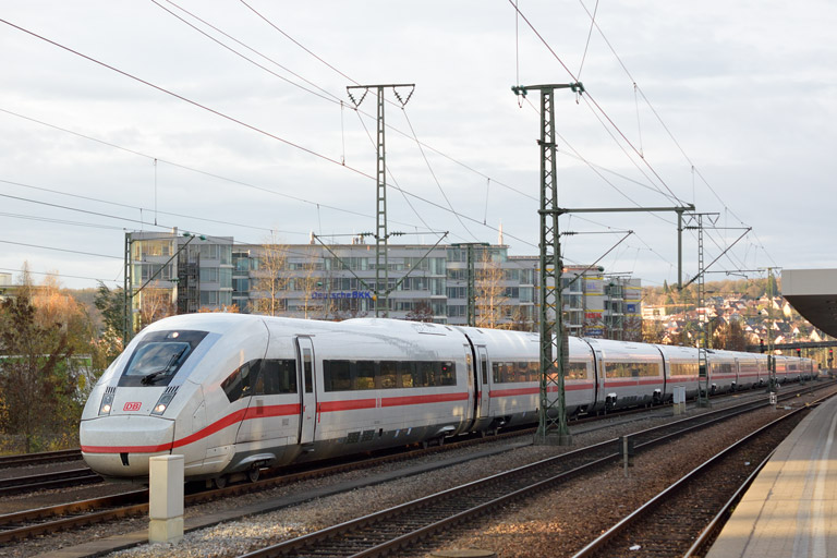 Baureihe 412 (Tz 9002) bei km 15,6 (November 2015)