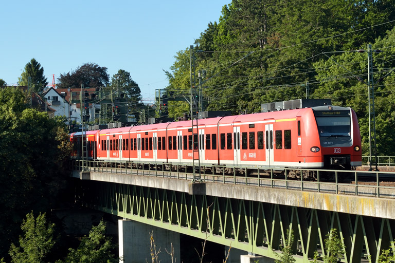 425 304 als RE 19082 bei km 14,6 (Juli 2015)
